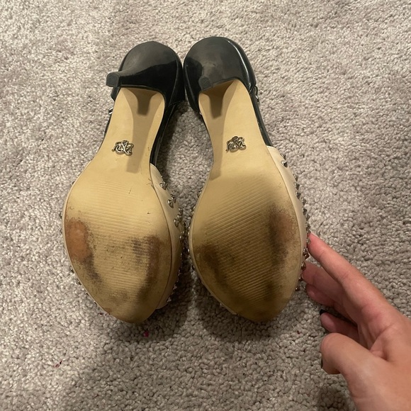 Tan and black heels - Picture 5 of 6